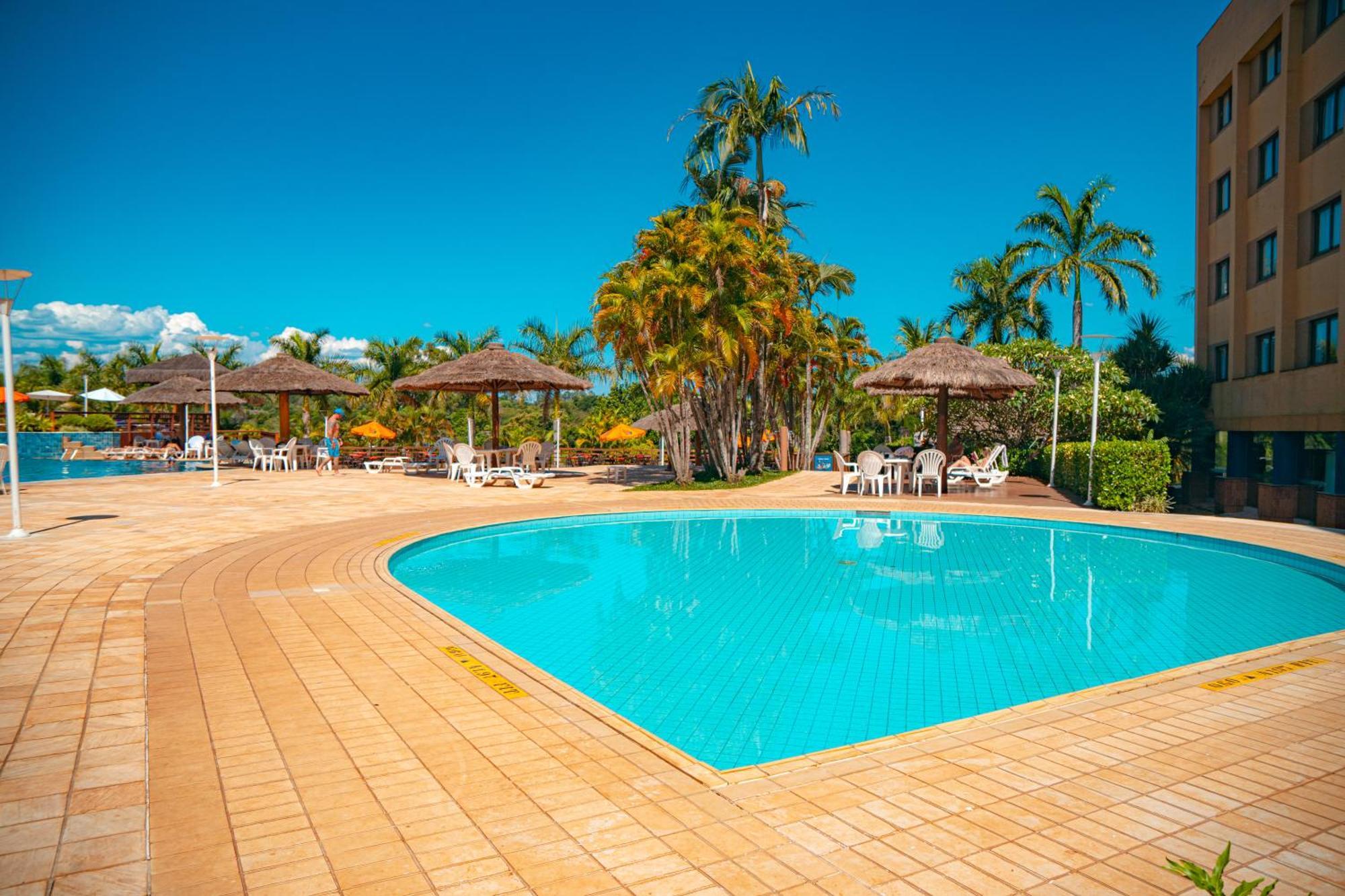 Mabu Thermas Grand Resort Foz do Iguaçu Kültér fotó The pool at the hotel