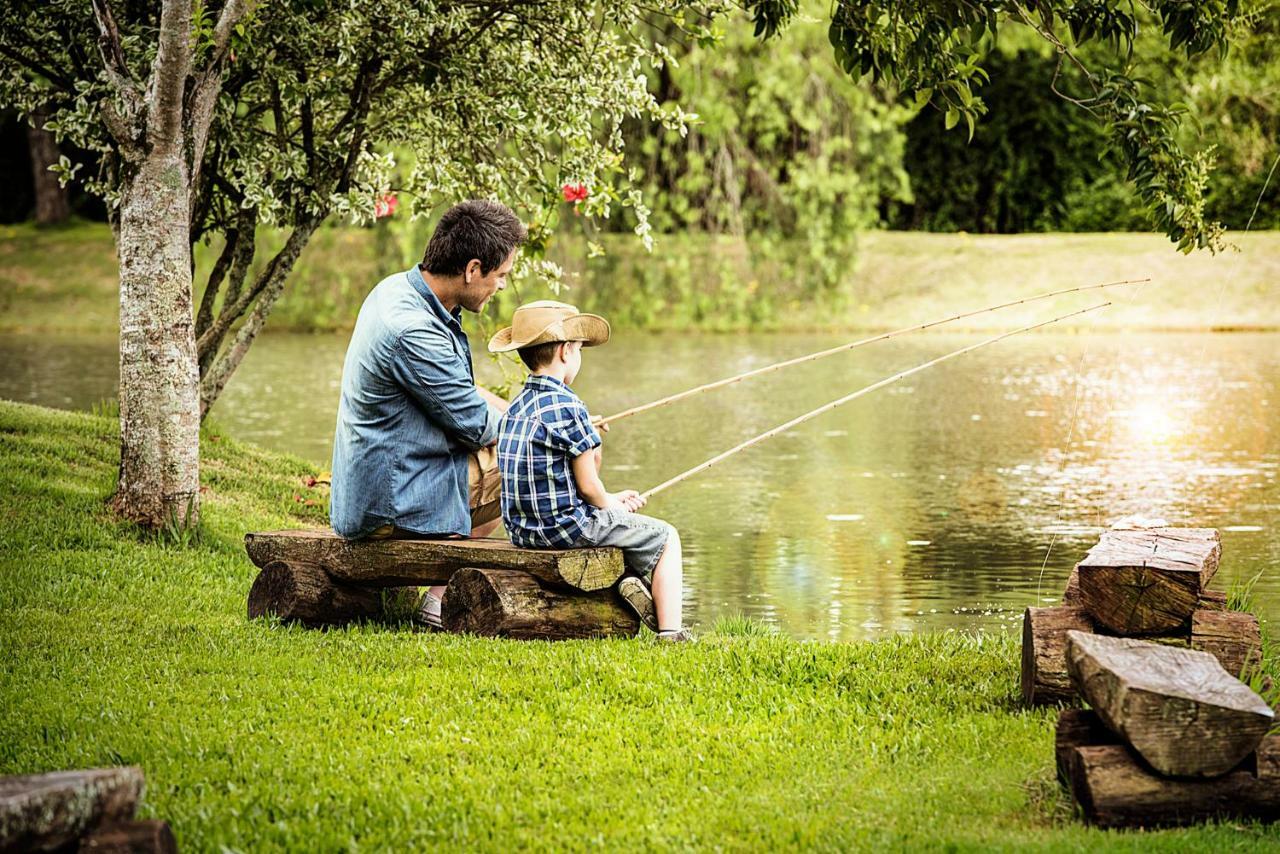 Mabu Thermas Grand Resort Foz do Iguaçu Kültér fotó A father and son fishing together